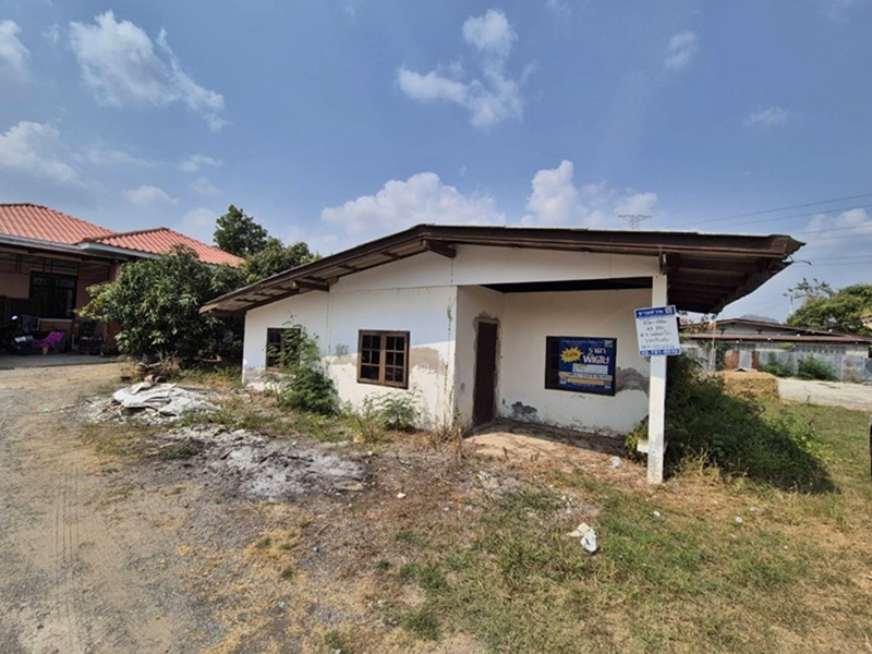 บ้านพักอาศัยตึกชั้นเดียว ห่างจากถนนเพชรเกษม-บ้านเขาลอย ประมาณ 42 เมตร